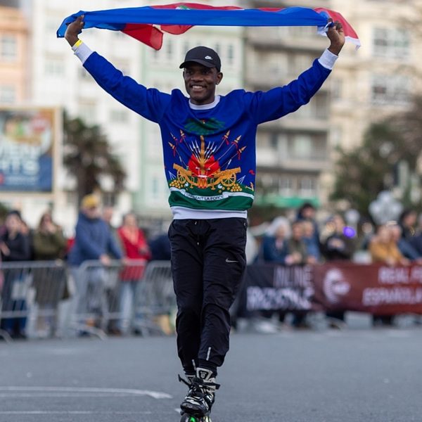 Gesny Pierre-Louis avec le drapeau d'Haïti
